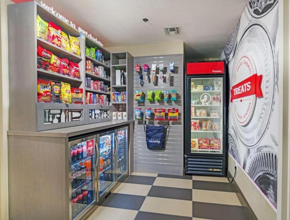 فندق وأجنحة هوليداي إن إكسبريس بورت شارلوت المظهر الخارجي الصورة